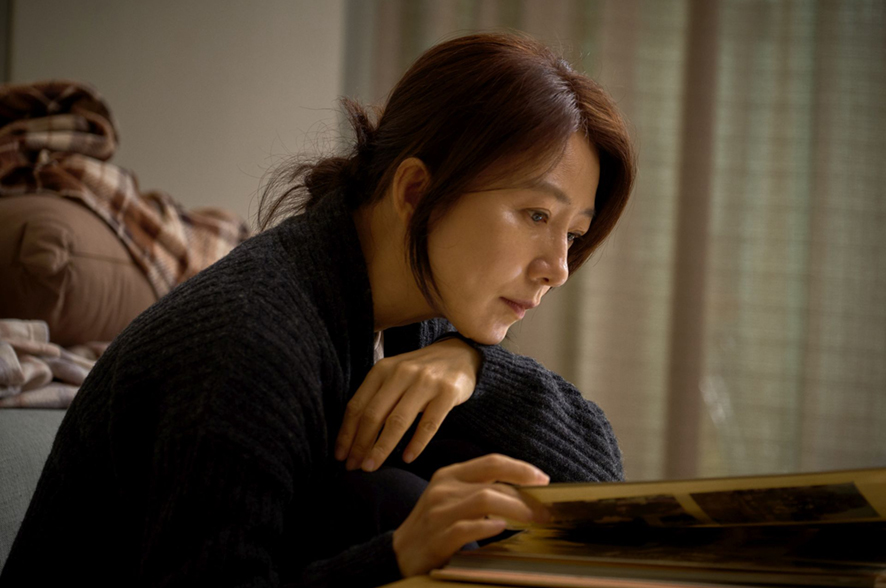 日韓社会で抑圧された中年女性ふたりの愛。韓国クィア映画『ユンヒへ』に監督が込めた想い | CINRA