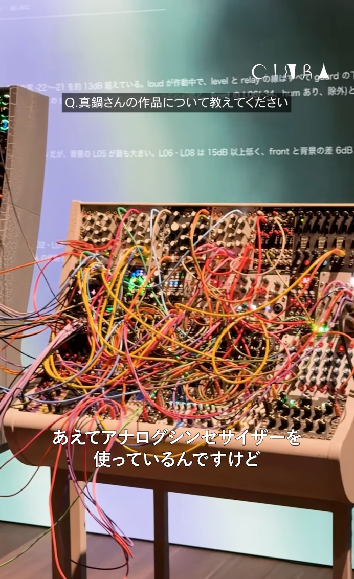 真鍋大度と神山友輔がAnthropicの提供・開発する生成AI Claudeとともに構想した新作インスタレーションを体験🪑