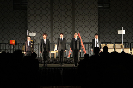D級アイドルの死を巡る密室劇『キサラギ』舞台レポート