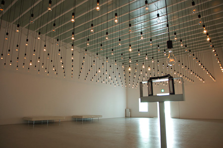 ラファエル・ロサノ=へメル『パルス・ルーム』2006年 金沢21世紀美術館蔵
