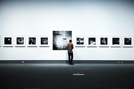染谷将太と行く東京都写真美術館『操上和美 時のポートレイト』展