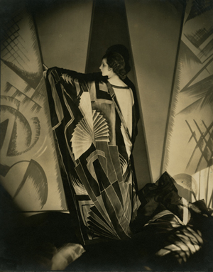 『アール・デコふうの大判スカーフをまとうタマリス』1925年 ゼラチン・シルバー・プリント ©1925 Condé Nast Publications