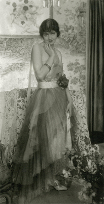 『キャロ姉妹のドレスを着た女優ドリス・ケニヨン』1923年 ゼラチン・シルバー・プリント ©1923 Condé Nast Publications