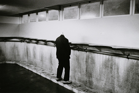秋山亮二 夜の国道二号線のトイレ（「旅ゆけば・・・」より） 1970-71年　東京都写真美術館