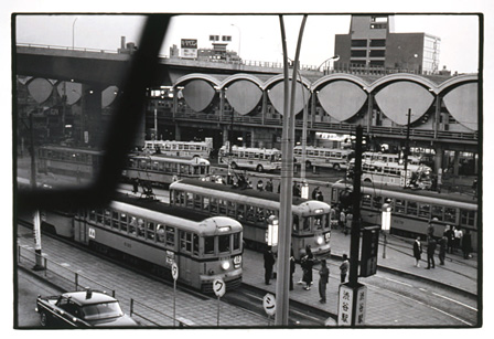 『東京戦後』より『渋谷駅』 1965年 ゼラチン・シルバー・プリント 世田谷美術館蔵