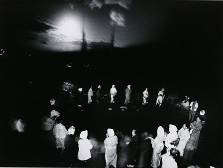 内藤正敏『婆バクハツ！』月夜の盆踊、青森県赤倉宝泉院　1969年
