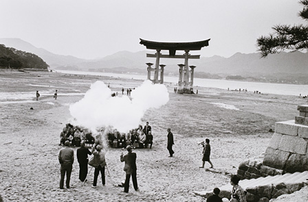 秋山亮二『旅ゆけば…』宮島の記念撮影　1970-71年