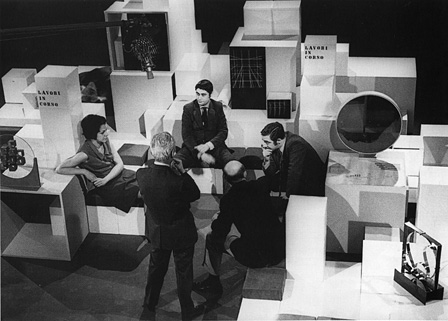 ブルーノ・ムナーリとルーチョ・フォンタナ（後ろ向き）が訪問したグルッポTの作品展示風景、1960年代半ば