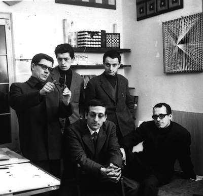 左からアルベルト・ビアージ、エドアルド・ランディ、エンニオ・キッジョ、マンフレド・マッシローニ、トーニ・コスタ（グルッポNのメンバー）