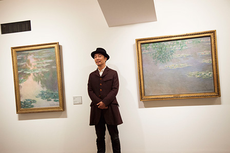 左：クロード・モネ『睡蓮の池』1907年、右：クロード・モネ『睡蓮』1903年（併設のコレクション展『印象派から抽象絵画まで』での展示）