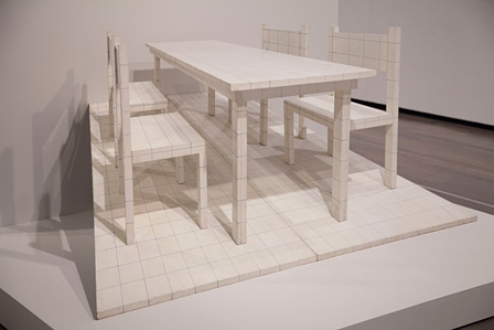 『遠近法の椅子とテーブル』