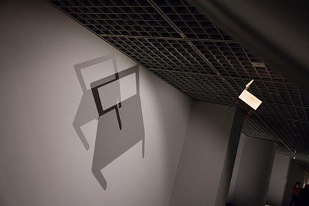 「影ラボ」で吊られた椅子