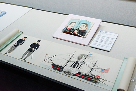 上：異国落葉籠　1854年（嘉永7）、下：黒船来航絵詞　1854年（嘉永7）