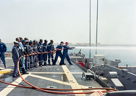 アン・ミー・レー『被害対策訓練、米国艦船ナッシュビル、セネガル（「陸上の出来事」シリーズより）』2009年