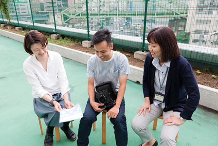 左から：武内厚子学芸員（東京都写真美術館）、本城直季、藤村里美学芸員（東京都写真美術館）
