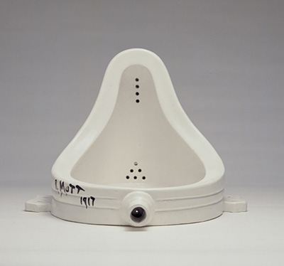 マルセル・デュシャン『泉』1917年（1964年、シュヴァルツ版 ed. 6/8）、小便器（磁器）・手を加えたレディメイド、36.0×48.0×61.0cm、京都国立近代美術館 ©Succession Marcel Duchamp / ADAGP, Paris & JASPAR, Tokyo, 2015 E1582