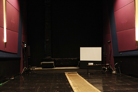 スクリーンと椅子が取り払われて、舞台となったシネコン内部