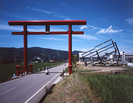 『大地の芸術祭 越後妻有アートトリエンナーレ』展示風景　Richard Wilson『Set North for Japan（74°33’2”）』 photo：Shigeo Anzai