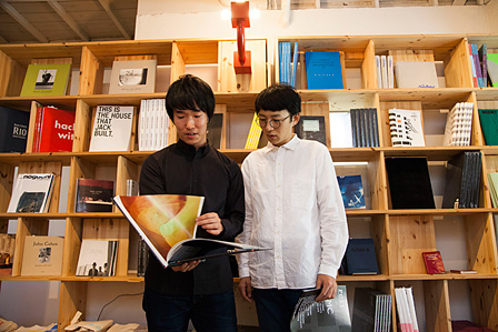 左から：伊藤貴弘（東京都写真美術館学芸員）、井手健介