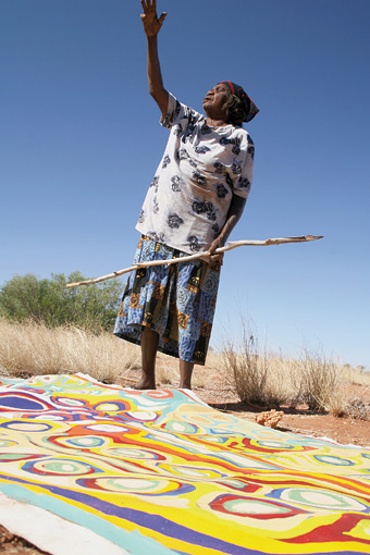 『クンクン』を描きながら、自身の故郷について話すクームパヤ・ギルガバ（Kumpaya Girgaba）　撮影：モリカ・ビルジャブー　2008年　オーストラリア国立博物館蔵