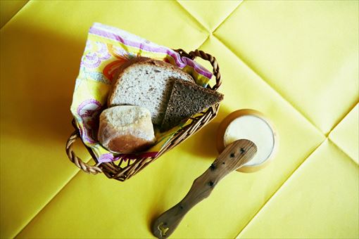左から「ライ麦入り白パン 丸いパン」「全粒粉のローフブレッド　キャラウェー風味」「サワーブレッド」 白パンはスウェーデン人の主食