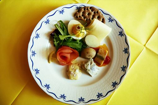 「イースターの北欧前菜盛り合わせ」 古くから北欧では、バルト海で豊富にとれるニシンが主要な食材となっている
