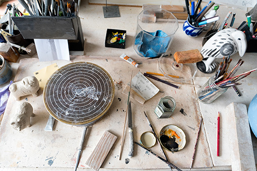 アトリエのデスクに、絵付けの道具などが © Lisa Larson / Alvaro Campo