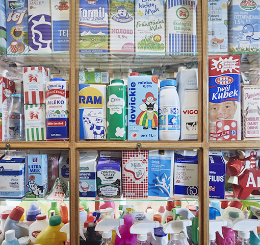 展示された各国の洗剤のパッケージ群　©Nacása & Partners