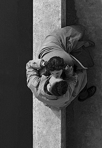 Quai du Louvre, couple,1955, Paris, France ©Frank Horvat