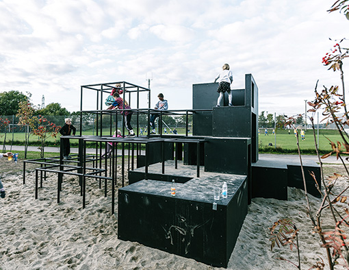 『Slngerup』。コペンハーゲンから車で30kmほどの街ある中学校で設計したランドスケープのプロジェクト。スケートボードパークを中心に、あらゆる子供が楽しめる様なスペースになっている。