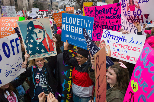 2017年ワシントンD.C.のウィメンズ・マーチで掲げられた様々なプラカード Women's march Washington DC January 2017, credit Chris Wiliams Zoeica Images