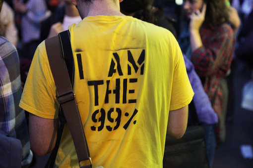 「ウォール街を占拠せよ」運動の様子、「We are the 99%」は運動のスローガンとなった Occupy Wall Street, credit Jason Lester
