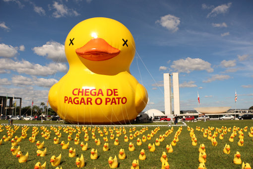 2016年、ブラジル大統領への抗議運動に登場した巨大なアヒル Protest in Brazil, credit Charles Albert Sholl