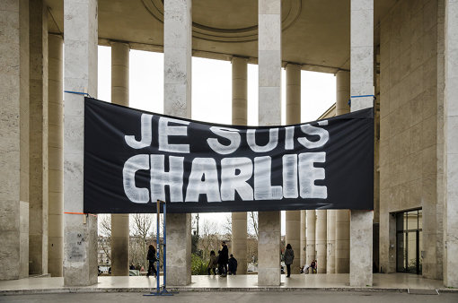 パリのパレ・ド・トーキョーに掲げられた「Je suis Charlie」の横断幕、2015年1月10日 Je suis Charlie banner outside Palais de Tokyo at January 10, 2015, credit Paul SKG