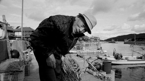映画『港町』に登場する漁師 / ©Laboratory X, Inc