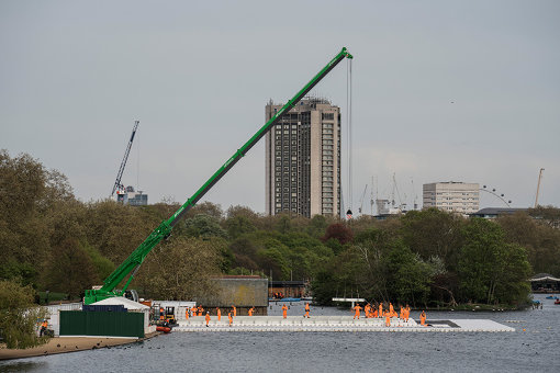 『The London Mastaba』建設風景。浮いた土台にフレームを取り付けている。On top of the floating platform, workers install the steel frame of　the London Mastaba　April 2018　Photo: Wolfgang Volz