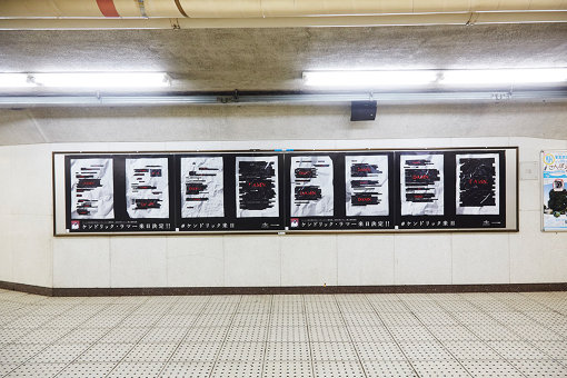 ケンドリック・ラマーの広告が掲出された霞ヶ関駅構内