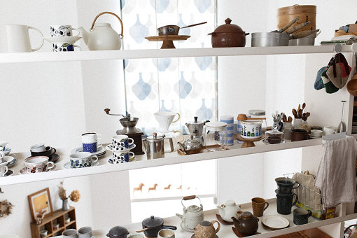 塚本さんの自宅キッチンに並ぶ北欧食器