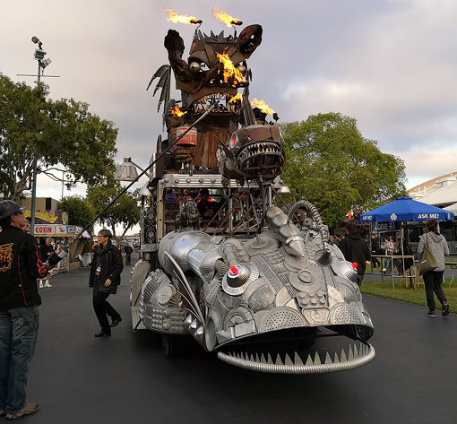 アメリカ西海岸の『Maker Faire』にて / アメリカのフェアは、『バーニングマン』にも共通する大規模工作が多い