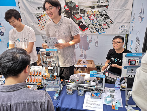 『Maker Faire Shenzhen 2019』でのスタートアップ「M5Stack」の展示ブース。同社の販売するプロトタイピングモジュールは世界のメイカーたちに支持され、最初の製品を出してからわずか2年で従業員が50人以上にまで成長した