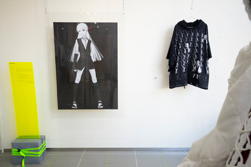 tamimoonによる服をキャンバスに大胆に表現したシリーズ『Big hoodie Short Sleeves』。生地や縫製のすべてを「メイドインジャパン」にこだわって制作。ユニセックスで着用できるドロップショルダーフーディー