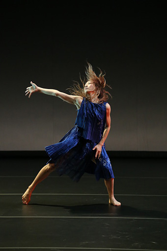 山田うんソロダンス『ディクテ』（2013年、世田谷パブリックシアター）©Yoichi Tsukada