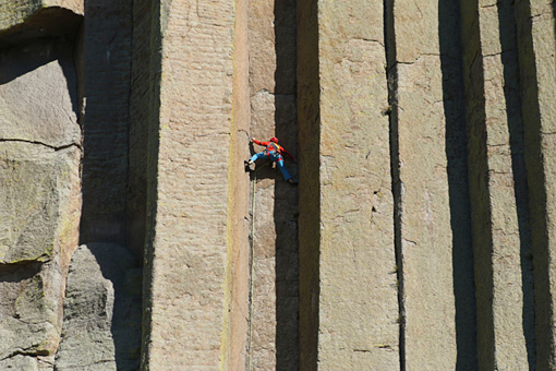 デビルスタワー　Conrad Anker scales the columns of Devils Tower National Monument in Wyoming.Courtesy of MacGillivray Freeman Films.Photographer:BarbaraMacGillivray©VisitTheUSA.com