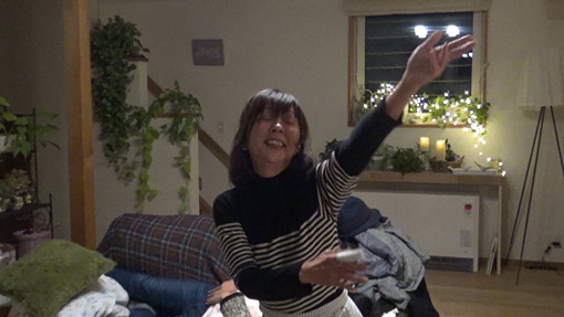 cero“Orphans”で踊る岡本監督のお母さん。映画『ディスタンス』より