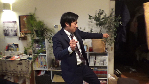 cero“Orphans”で踊る岡本監督のお兄さん。映画『ディスタンス』より