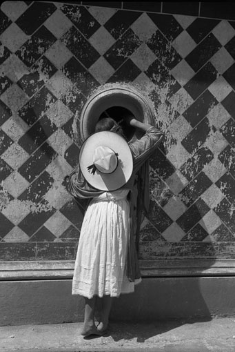 『見えるもの / 見えないもの』のセクションに展示されている『舞踏家たちの娘』（1933年　マヌエル・アルバレス・ブラボ・アーカイヴ蔵　©Colette Urbajtel / Archivo Manuel Álvarez Bravo, S.C.）