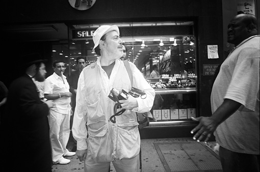 ブルース・ギルデンが路上で撮影し、怒られているシーン / 『フォトグラファーズ・イン・ニューヨーク』 ©2013 Alldayeveryday