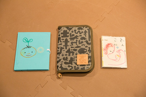 左から：スケッチブック、母子手帳ケース、母子手帳