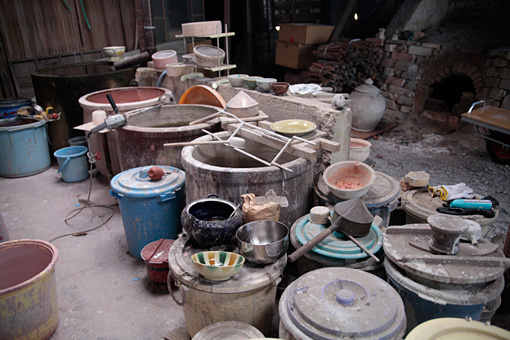 釉薬を作る道具。今では多くの窯ができあいの釉薬を購入するなか、本業窯では独自の色を作り続けている