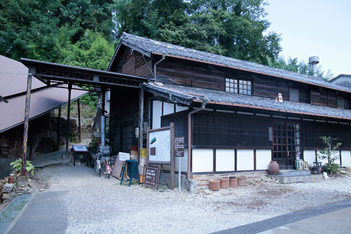 瀬戸本業窯のギャラリー。左に見えるのが昭和54年まで使用されていた登り窯